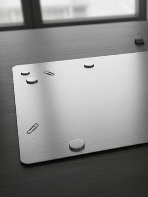 magnetisches Edelstahlblech auf Tisch